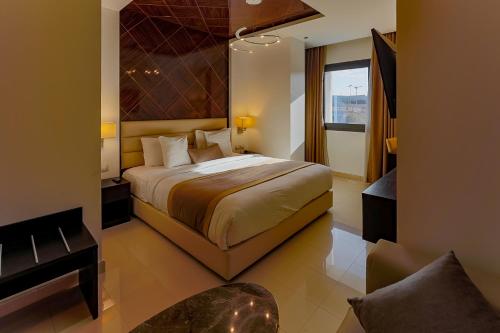 阿尔及尔Hotel Best Night 2的配有一张床和一张书桌的酒店客房