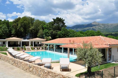 宗扎Cantu di Fiumu的一个带游泳池和躺椅的度假胜地