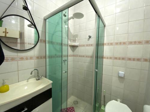 卡庞达卡诺阿Apto 604 vibes的一间带玻璃淋浴和水槽的浴室