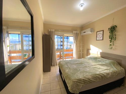 卡庞达卡诺阿Apto 604 vibes的一间卧室配有一张床和一面大镜子