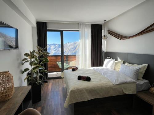 古多里Luxury hotel room with amazing views的一间卧室设有一张大床和一个大窗户