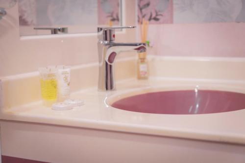 Ghubrat ŢanūfAL shoroq Green Resort的带紫色水槽的浴室内的水槽