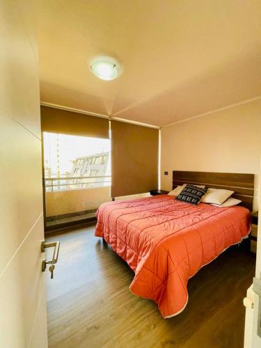 维纳德马Depto en Viña的一间卧室设有一张大床和窗户