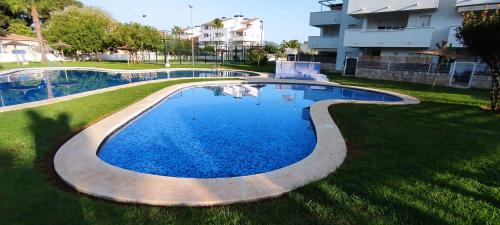 埃尔韦尔赫尔Denia Beach Apartament Jardín privado y piscina的一座房子旁的院子内的游泳池