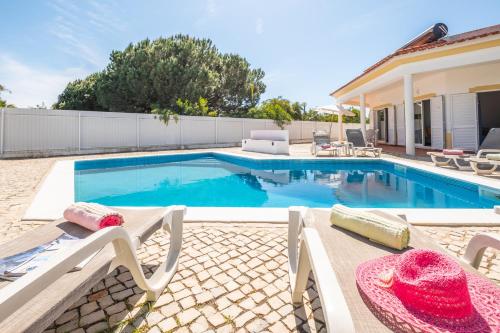 阿尔布费拉Villa Bermudas by Algarve Vacation的一座带房子的庭院内的游泳池