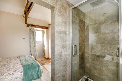 惠特比Foxglove的带淋浴的浴室和客房内的一张床