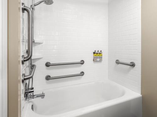 西雅图西雅图南湖联盟驻桥套房酒店 的白色的浴室设有浴缸和水槽。