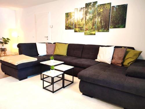 上陶恩Modern Mountain Apartment - free parking & sauna的客厅配有棕色沙发和桌子