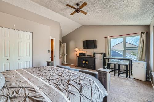科罗拉多斯普林斯A Colorado Room With a View - King的一间卧室配有一张床、一张桌子和一个窗户。