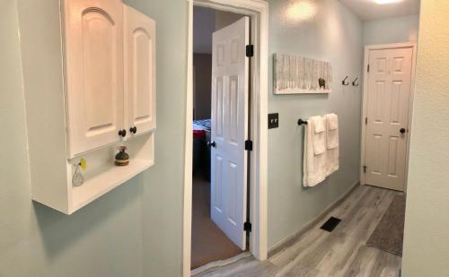 科罗拉多斯普林斯A Colorado Room With a View - King的浴室设有白色门和走廊