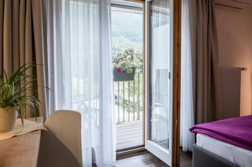 BrigerbadHotel Zur Traube的酒店客房设有带窗户的阳台。
