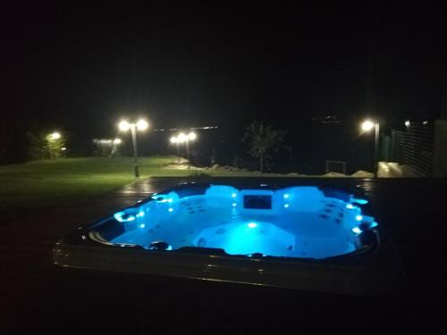 特雷维尼亚诺罗马诺Casa Vacanze Lago Blu的晚上在停车场里有一个蓝色的热水浴缸