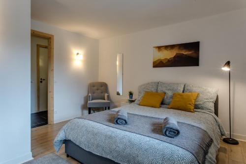 里雾诗Chalet Grand Balcon的一间卧室配有一张带黄色枕头的大床