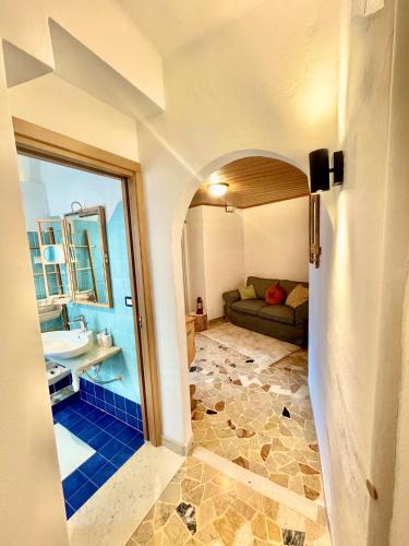 卡瓦莱塞Tina's House - Alpine Stay Apartments的带沙发和水槽的客厅
