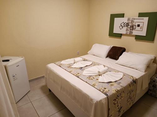 布罗塔斯Belo Quinto Styles的一间卧室配有一张大床和毛巾