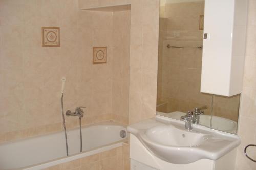 彼得拉穆拉塔Casa Elisa的浴室配有盥洗盆和浴缸。