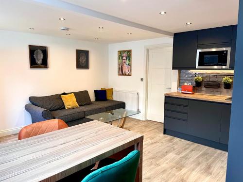 珀利Smart/ Modern one bedroom flat的客厅配有沙发和桌子