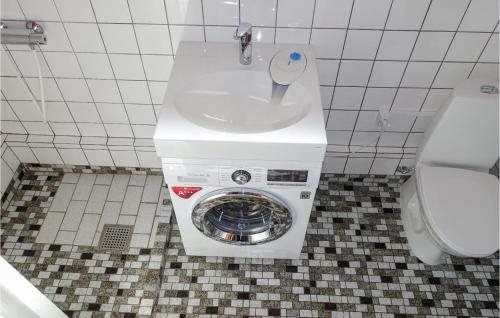 海斯勒Awesome Apartment In Hasle With Wifi的一间带卫生间的浴室内的洗衣机
