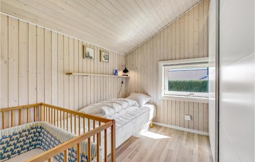 奥特鲁普Awesome Home In Otterup With Kitchen的小房间设有床和窗户