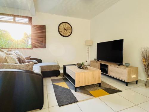 勒拉芒坦Appartement Manou的带沙发和电视的客厅