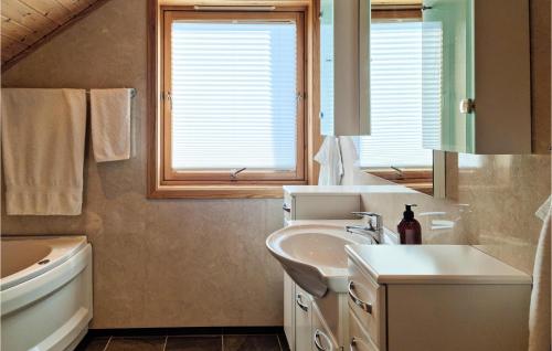 里瑟尔Awesome Home In Risr With House Sea View的白色的浴室设有水槽和镜子