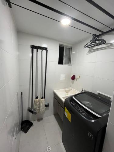 布卡拉曼加Apartamento privado con vista en el centro de B/ga的一间带水槽和洗衣机的浴室