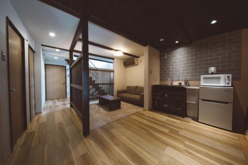 MitoyoLarge family accommodation Tsuji family - Vacation STAY 20952v的厨房以及带水槽和微波炉的起居室。