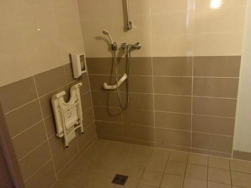 马诺斯克马诺斯克美丽阿尔卑斯酒店的带淋浴的浴室(铺有瓷砖地板)