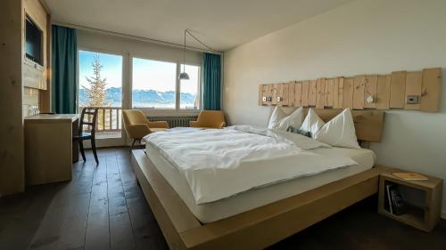 瑞吉卡尔巴德雪绒花香草酒店 的一间带白色大床的卧室和一间厨房