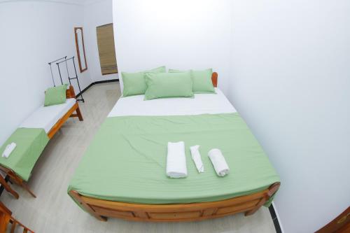 贾夫纳Amis Hotel & Restaurant的一张大床,位于带两张床的房间