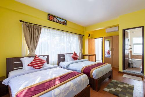 PashupatināthDeepjyoti Inn的酒店客房带两张床和一间浴室