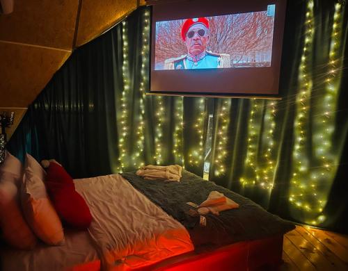 巴统Paradise Inn的一间卧室配有一张带灯光电视的床