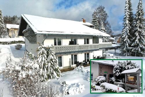 毛特Suit' & Frühstück Zum Latschen - Adults Only的雪中的房子,有雪覆盖的树木