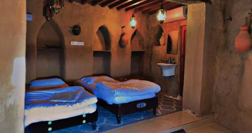 MisfāhHissen Al-Misfah的带2张单人床的带水槽的客房
