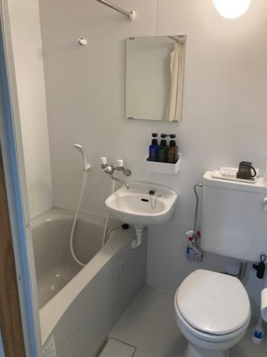 エスポアールあま的白色的浴室设有卫生间和水槽。