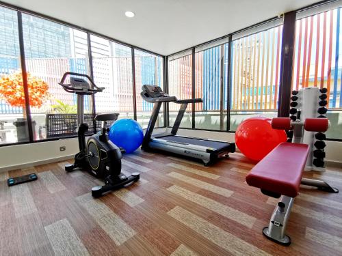 吉隆坡ESSY Hotel KL Sentral的大楼内带有数个健身器材的健身房