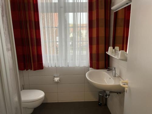 东贝沃恩Hotel Alte Post Ostbevern的一间带卫生间和水槽的浴室