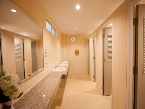 清迈Studio'Z的一间带两个水槽和两个镜子的大浴室