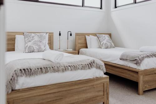 圣海伦斯Scandi at Stieglitz Sleeps 6 Modern & Stylish的卧室内两张并排的床