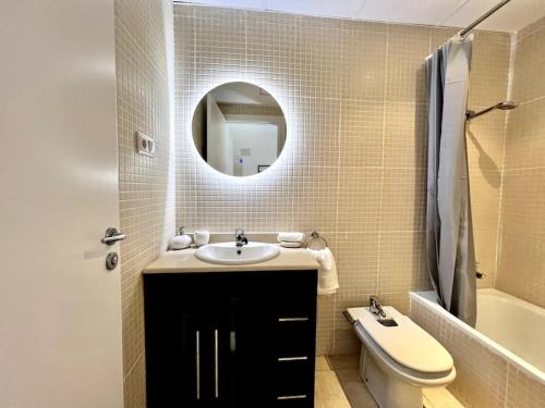 特拉萨Acogedor apartamento entero的一间带水槽、卫生间和镜子的浴室