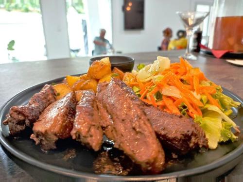 Labattoir2 0 HÔTEL Ylang的桌上一盘带肉和蔬菜的食物