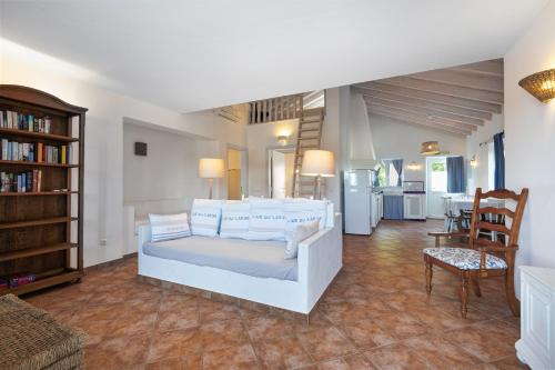 蒙卡拉帕舒Casa Flor de Sal的一间卧室设有一张床和一间客厅。