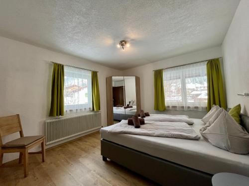 莱尔莫斯Ferienwohnung Wetterstein的一间卧室配有一张带绿色窗帘的大床