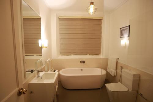 PelmadullaThe Estate 1920的带浴缸、卫生间和盥洗盆的浴室