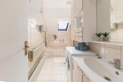斯洛文尼亚格拉代茨Apartma Lea的白色的浴室设有水槽和浴缸。