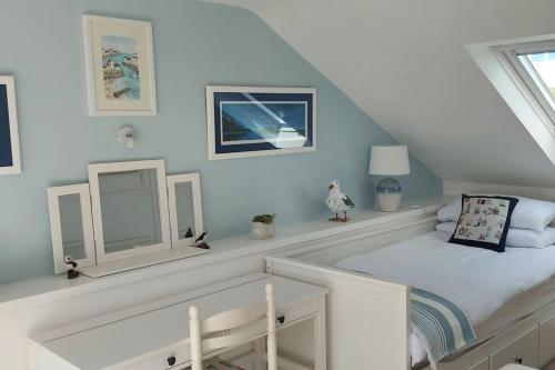 彭布罗克郡Sea Crest, Beautiful home in Tenby with sea views的白色客房,阁楼上设有床铺