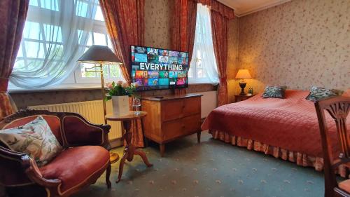 格但斯克波德维尔斯旧城区格但斯克酒店的卧室配有床、椅子和窗户。