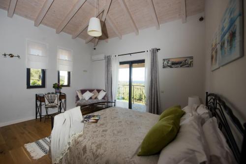 卡西奥皮Villa Sania的一间卧室配有一张床,另一间设有阳台。