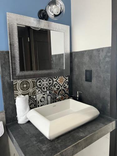 克萨尔特南戈Apartamento en Condominio Privado的浴室设有大型白色水槽和镜子