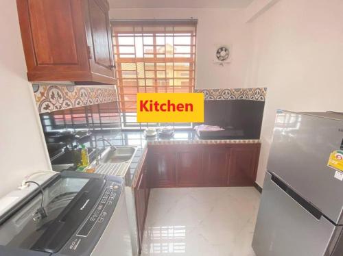 暹粒Khun Pich Apartments的厨房配有水槽和厨房标志